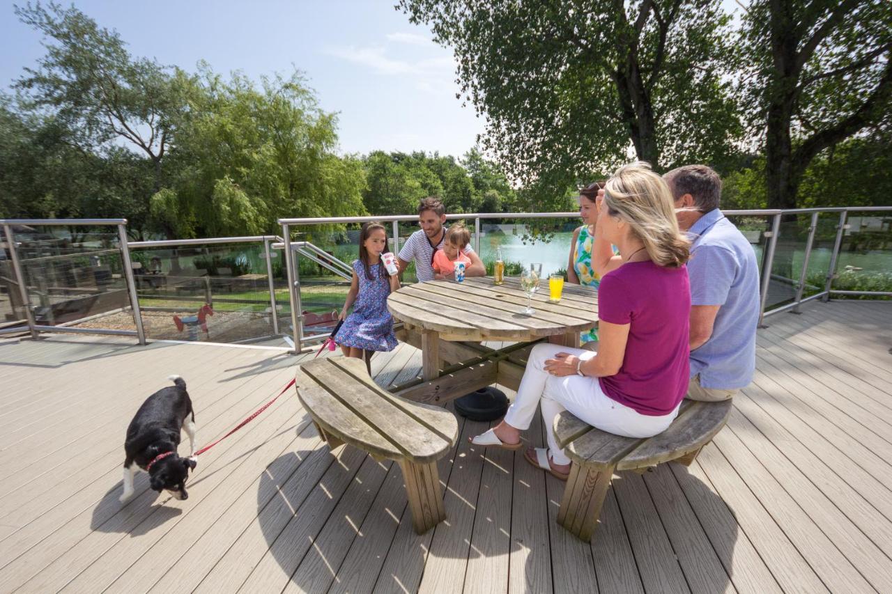 The Lakes Rookley Luaran gambar The observation deck at the park