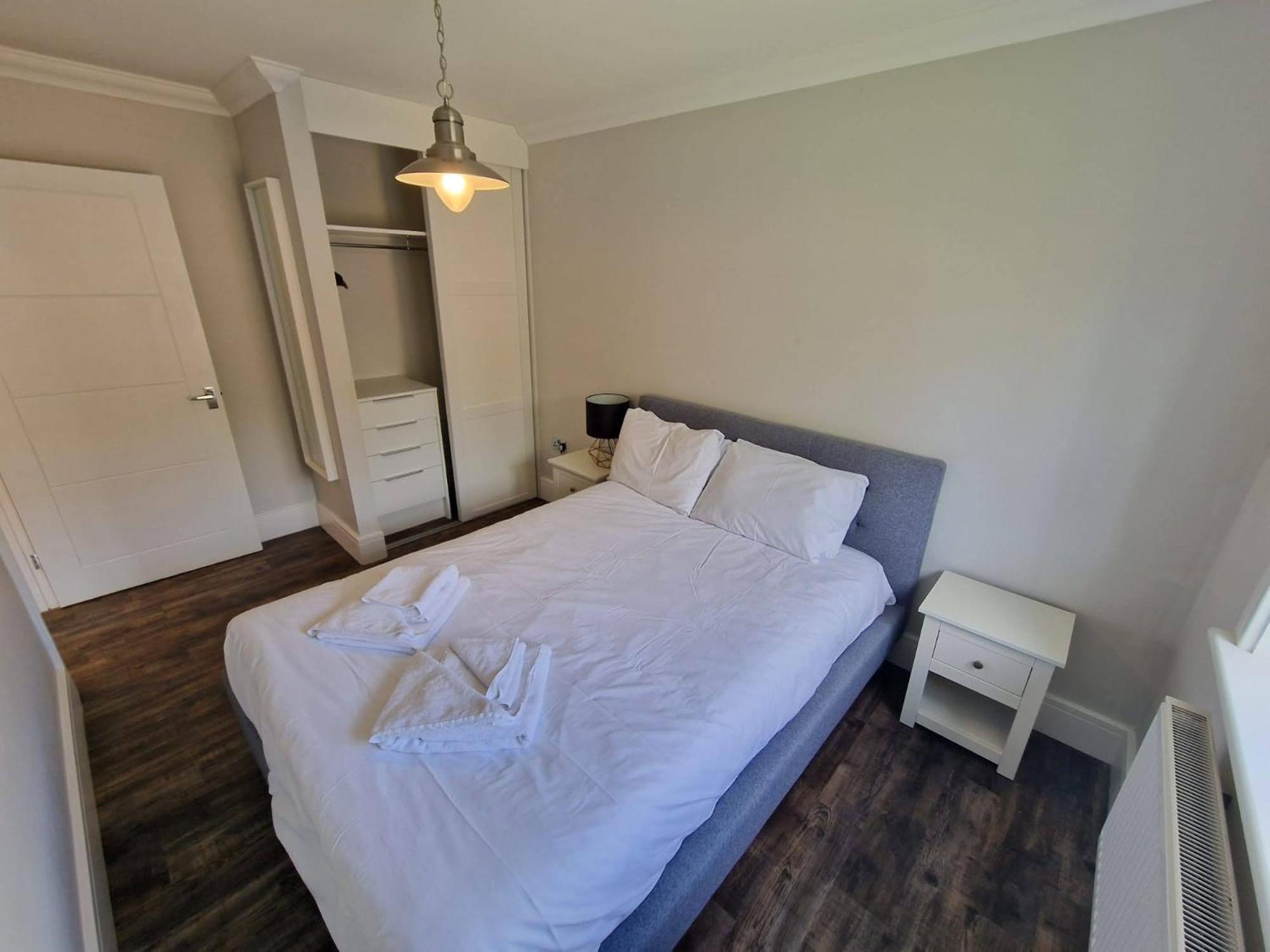 The Lakes Rookley Luaran gambar A bedroom in a serviced apartment