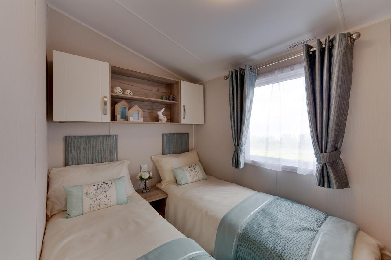 The Lakes Rookley Luaran gambar A bedroom in a static