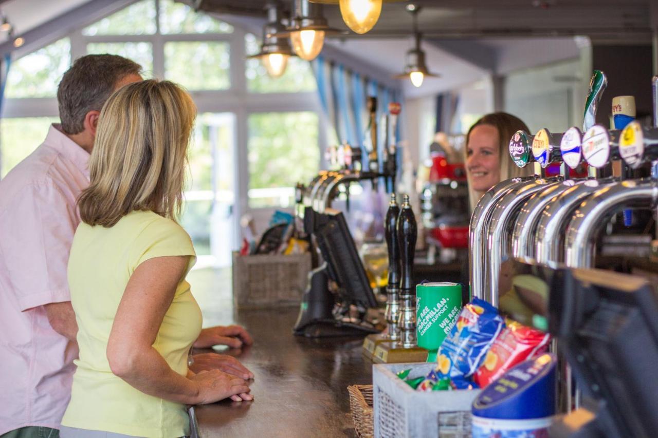 The Lakes Rookley Luaran gambar The bar at the clubhouse